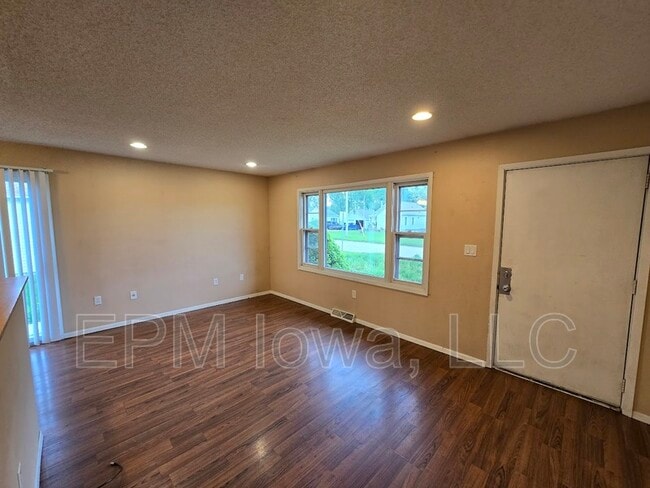 Building Photo - 1407 Robin Rd