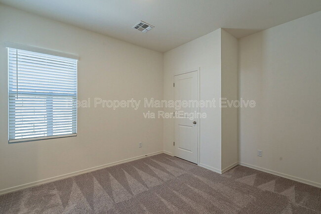 Building Photo - 6450 W Magdalena Ln