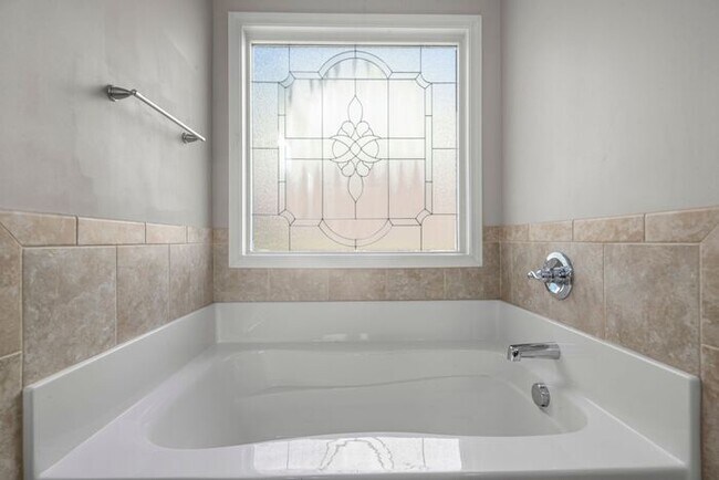 Building Photo - 4 Bedroom 2.5 Bath Home