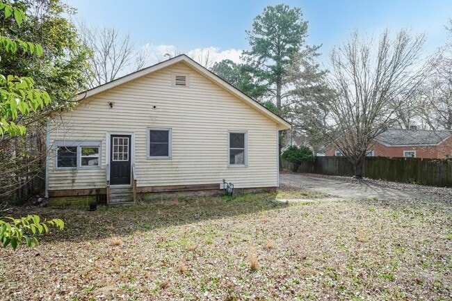 Building Photo - Gorgeous Three Bedroom Home!