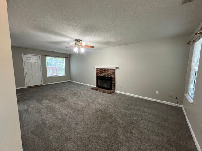 Building Photo - 3 Bedroom, 2 Car Garage in Ridgewood