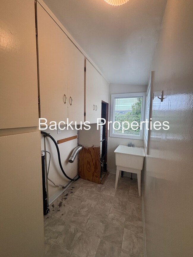 Building Photo - Three bedroom cottage less tha two blocks ...