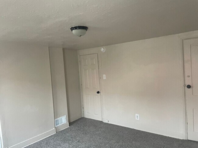 Building Photo - 122 W Elm St