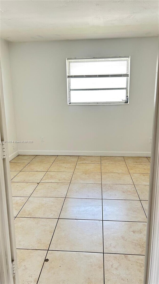 Building Photo - 2121 NE 168th St