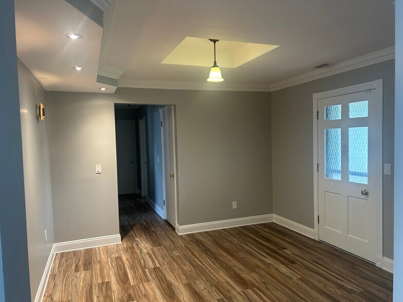 Building Photo - 2450 Mineola Dr N