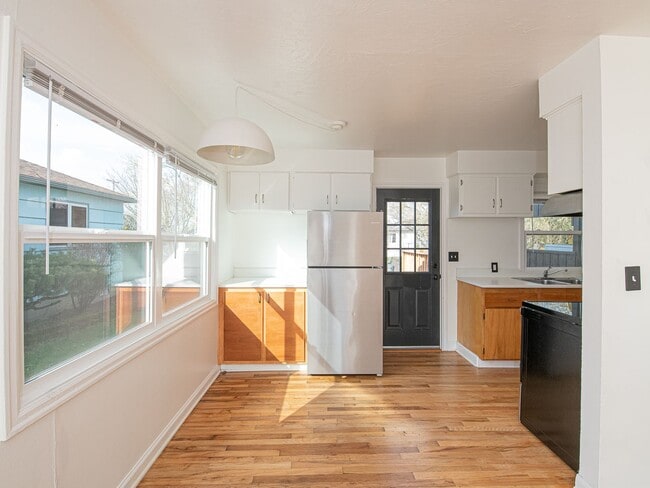 Building Photo - $500 off 1st month! Adorable 3-bdrm/1-bath in Kenton. Hardwoods, deck, W/D, huge fenced backyard,...