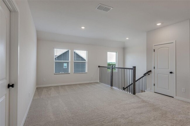 Building Photo - 261 Crater Lk Dr