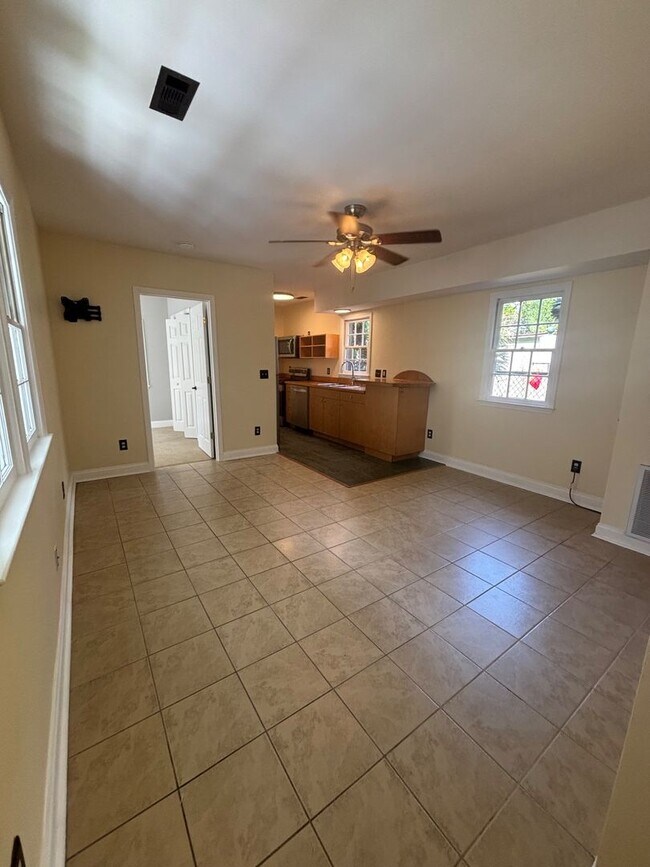 Building Photo - 2 Bedroom 2 Bathroom in The Charleston Pen...