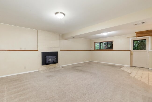 Building Photo - Spacious 5-Bed Home on XL Private Lot!