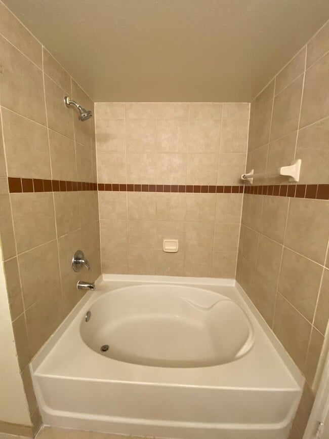 Building Photo - Spacious 2BR/2BA First-Floor Condo with Garage