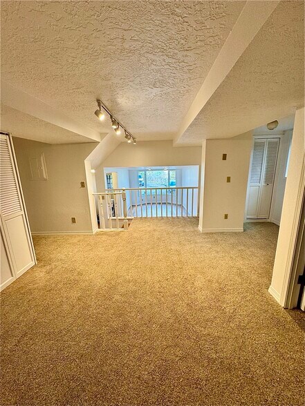 Building Photo - 3405 SW Barbur Blvd