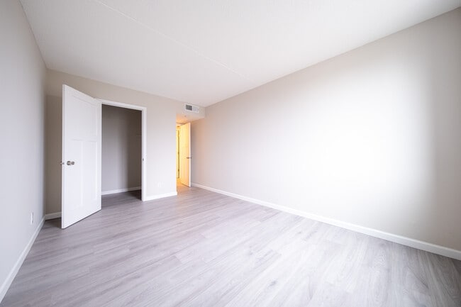 Building Photo - 7200 York Ave S