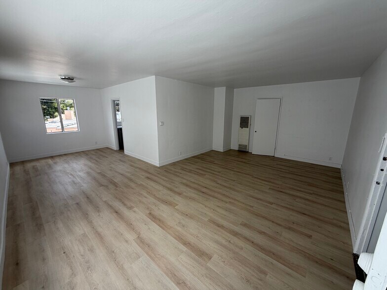 Building Photo - 478 S San Vicente Blvd