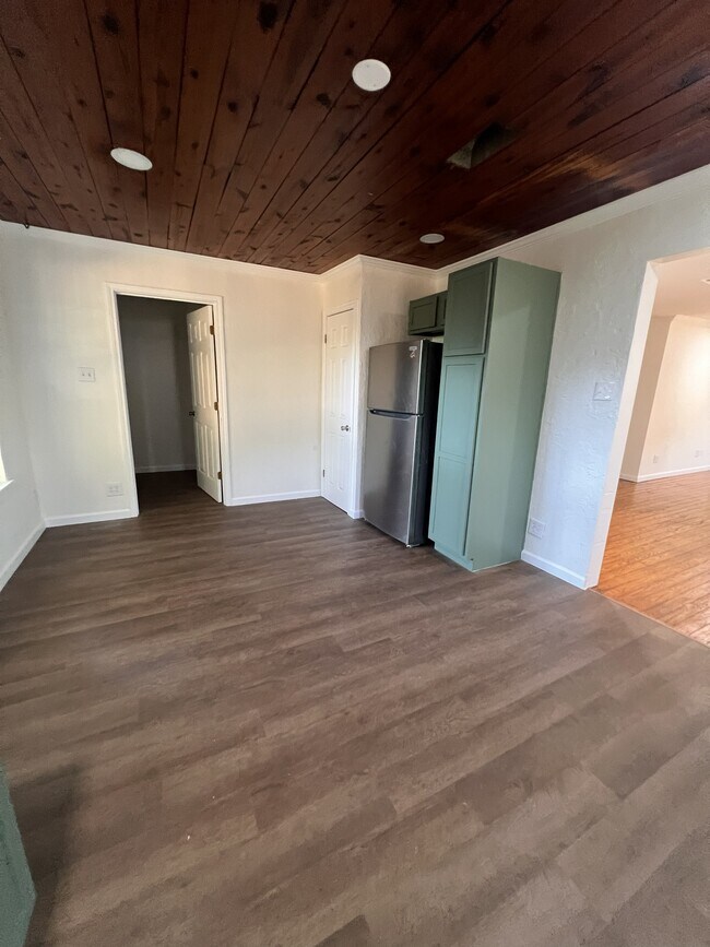 Building Photo - 211 W Plum St