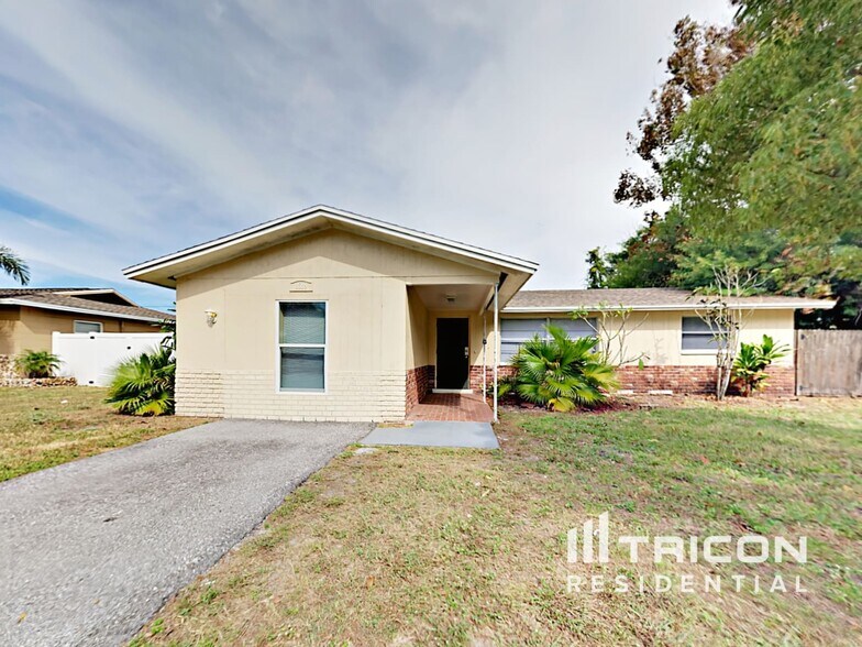 Building Photo - 8589 Lantana Dr