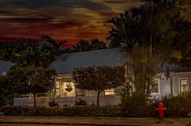 Building Photo - 629 Elizabeth St