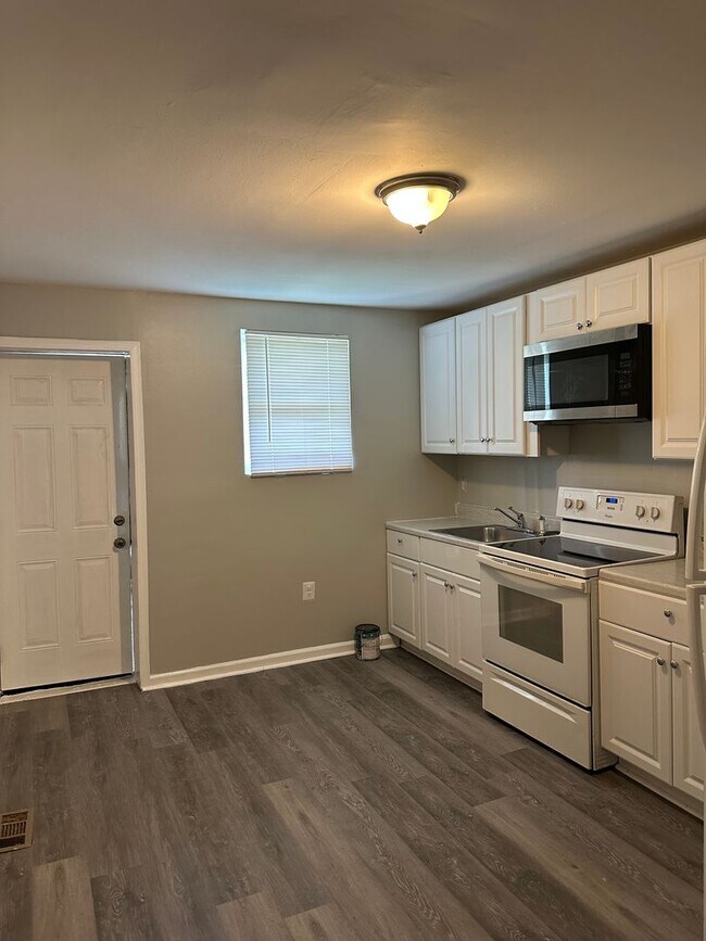 Building Photo - Spacious Home Available for Rent! W/D! Fro...