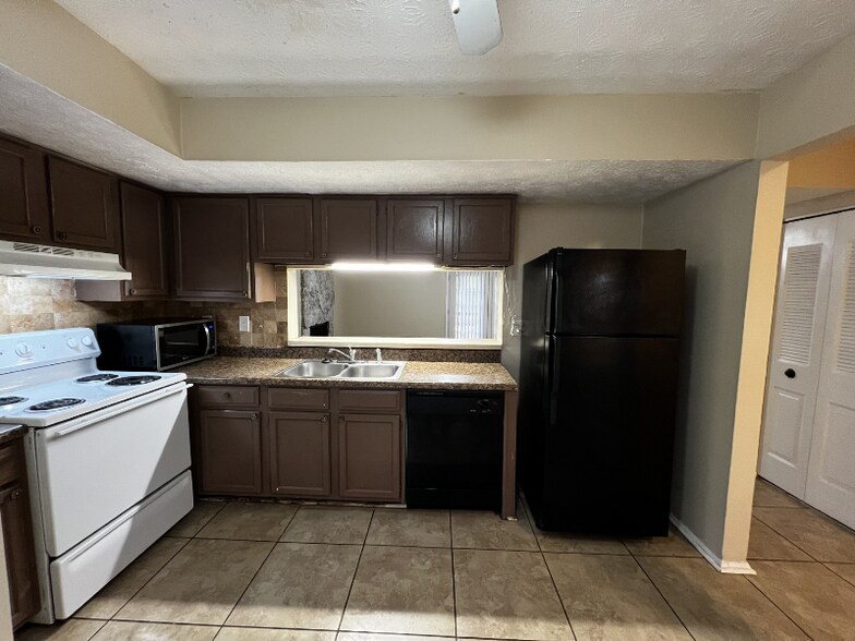 Building Photo - 6479 Meadow Rue Dr