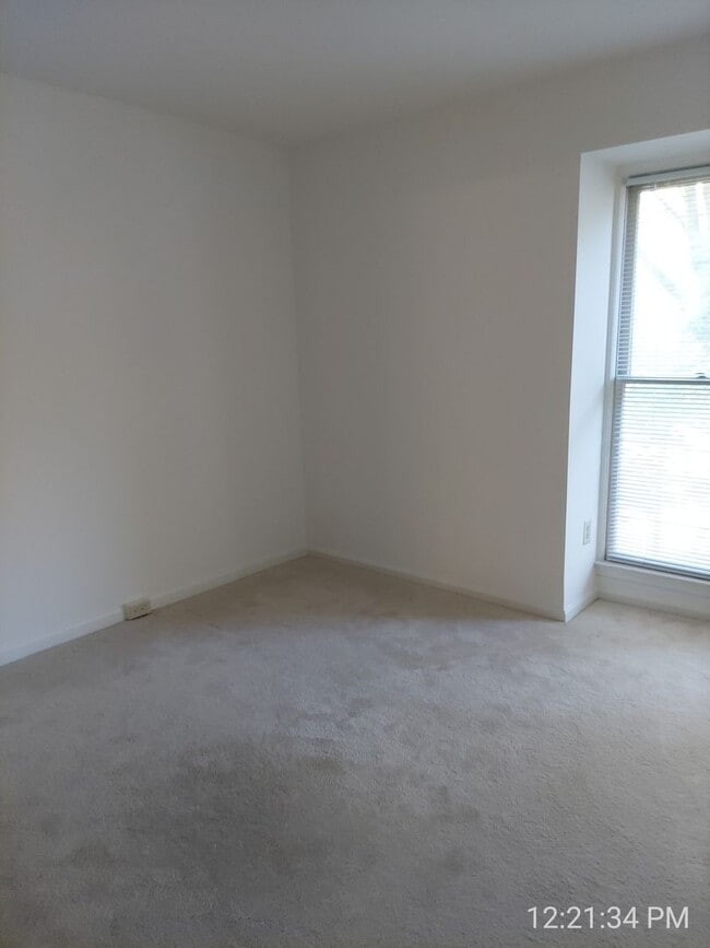 Building Photo - Spacious And Sun-Filled 3 Bedroom 2.5 Bath...
