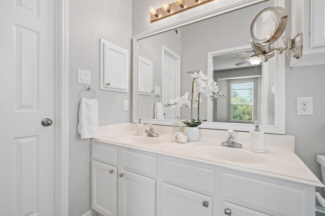 Building Photo - 6607 Lake Woodlands Dr