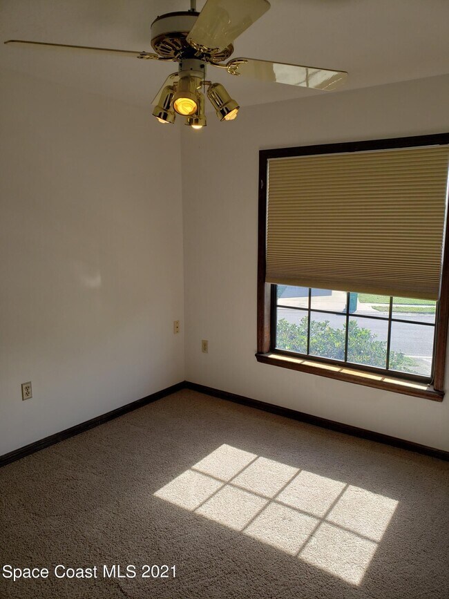Building Photo - 2575 Palm Lake Dr
