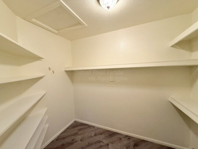 Building Photo - 4536 E Cheyenne Dr