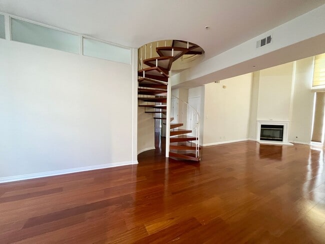 Building Photo - High vaulted ceilings open floor plan cond...