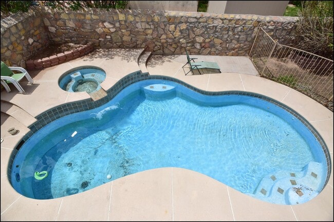 Building Photo - 2041 Shadow Ridge Dr