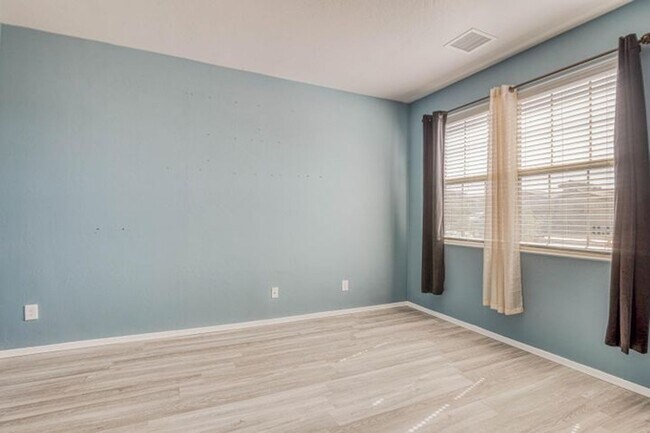 Building Photo - Beautiful East side House