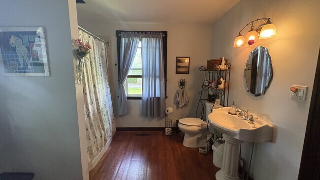 Building Photo - Stunning 3BR + Office Victorian Home with 6 Off-Street Parking Spaces – Flexible Mid- to Long-Ter...