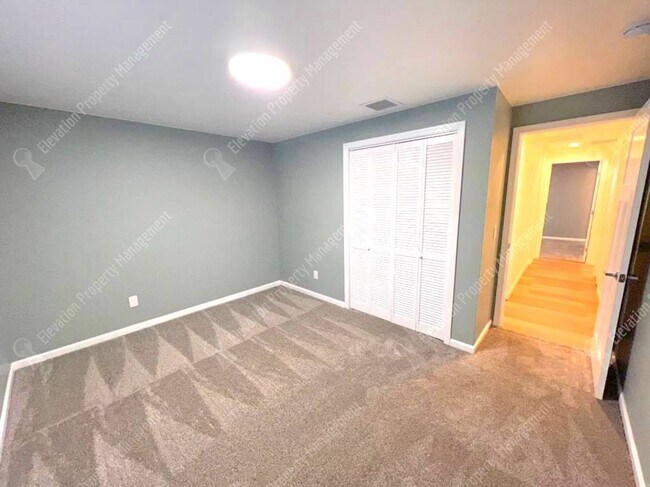 Building Photo - Updated 3 BR + home office w/ large yard in quiet cul-de-sac