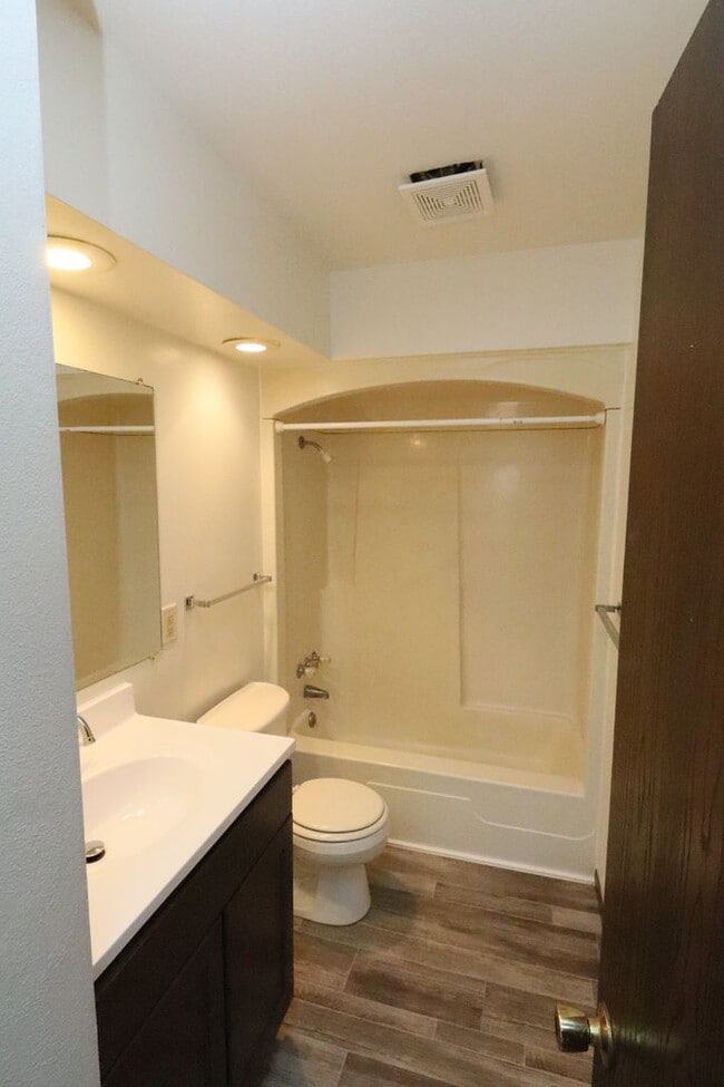 Building Photo - Nice 2 Bedroom Duplex Available in Jefferson Township / Middlebury School District