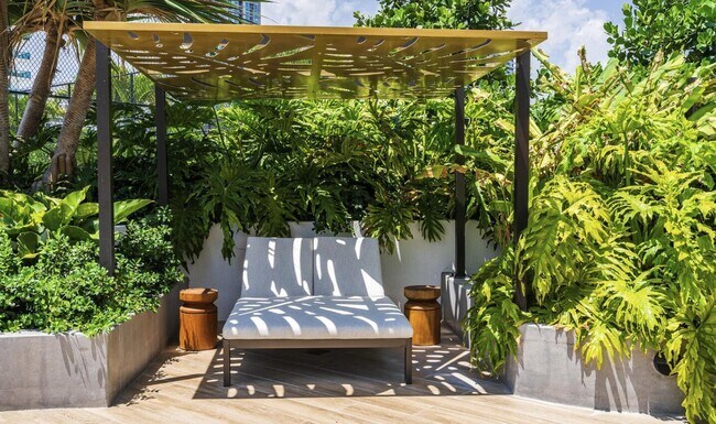 Building Photo - 700 NE 24th St