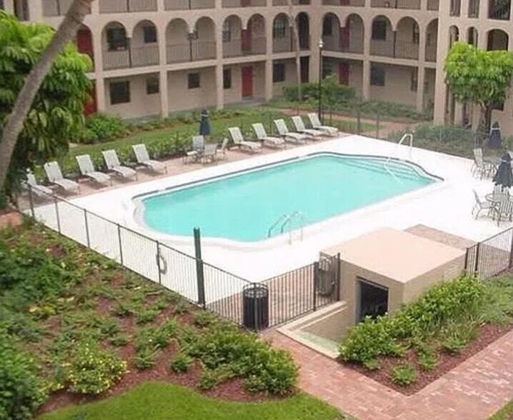 Building Photo - 6100 Gulfport Blvd S