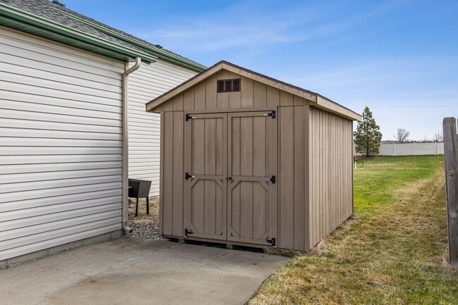 Building Photo - Spacious & Stylish 4-Bedroom Home in West ...
