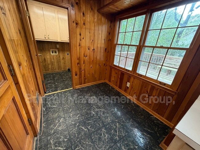 Building Photo - 200 Indian Creek Dr