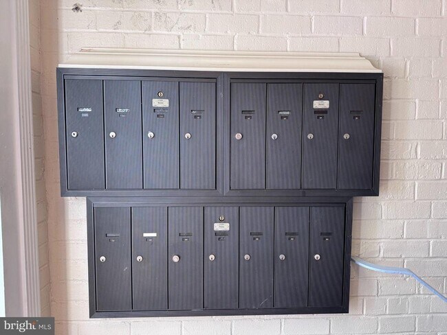 Building Photo - 5929 Quantrell Ave