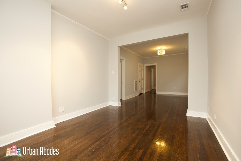 Building Photo - 3649 W Montrose Ave