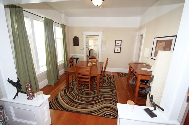 Building Photo - NICELY MAINTAINED 4 BED QUEENE ANNE HOME FOR RENT W GARAGE!