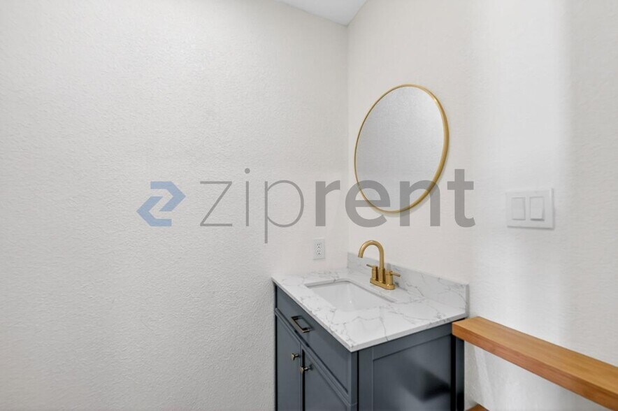 Building Photo - Unit