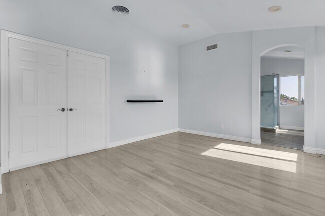 Building Photo - 952 E Cottonwood St