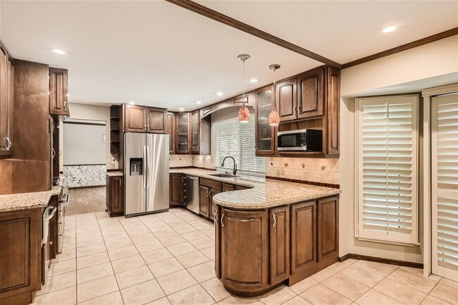 Building Photo - **Stunning 5-Bedroom 4-Bathroom Home in Li...