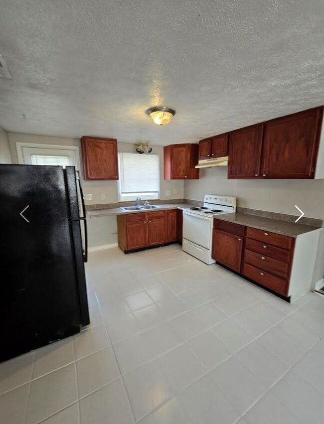 Building Photo - Newly Updated Spacious Three Bedroom with Bonus room- Single Family Near S. Keystone & Murry St