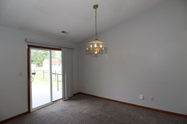 Building Photo - 3 Bedroom Fishers Rambler!