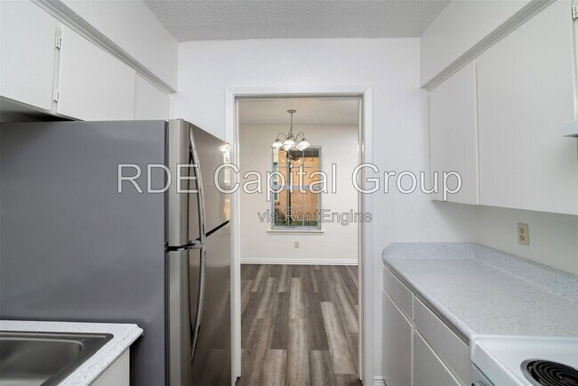 Building Photo - 7054 Glenview Dr