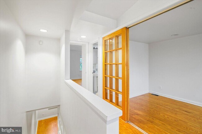 Building Photo - 2029 Bainbridge St