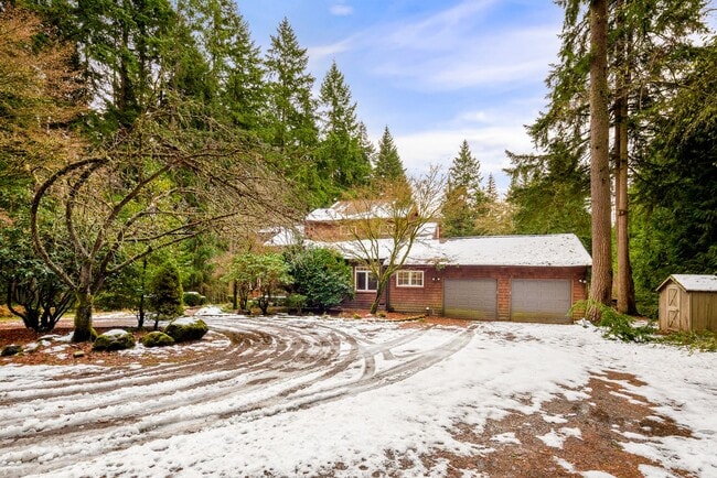 Building Photo - Private 4 Bedroom Retreat on 5-Acres Cottage Lake