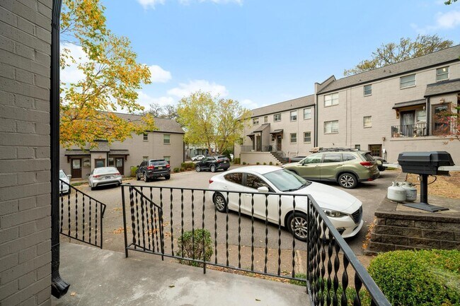 Building Photo - 2831 Hillside Dr