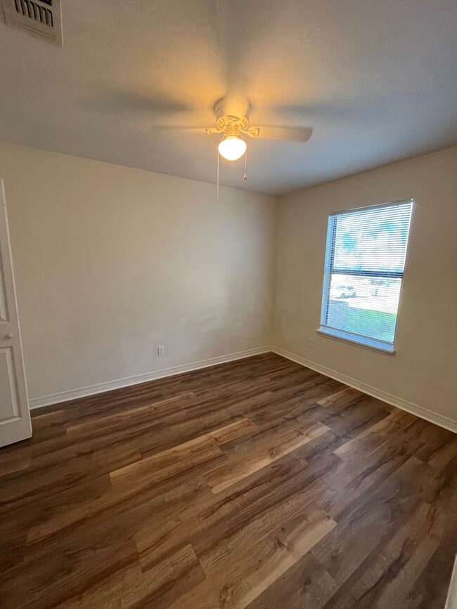 Building Photo - 514 Landview Dr