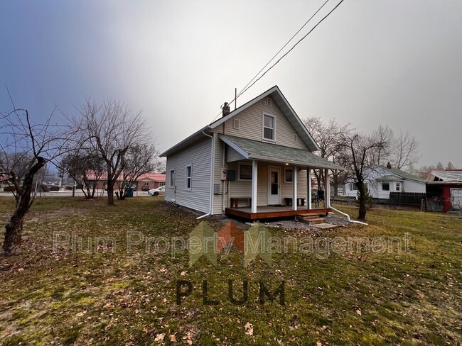 Building Photo - 208 Cedar St